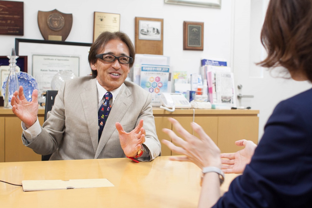 坪田一男教授取材大江と談笑の写真