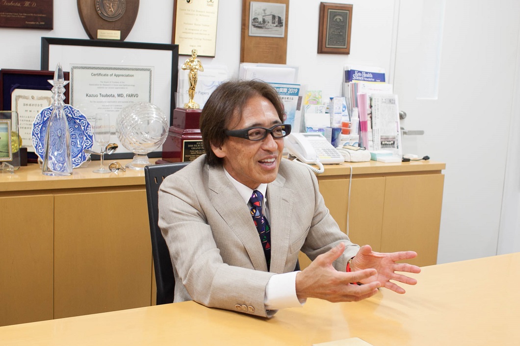 坪田教授アイバンクについて話しはじめの写真