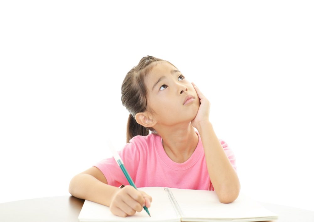 ビジョントレーニング考える女の子の写真
