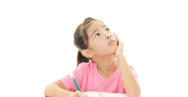 ビジョントレーニング考える女の子の写真