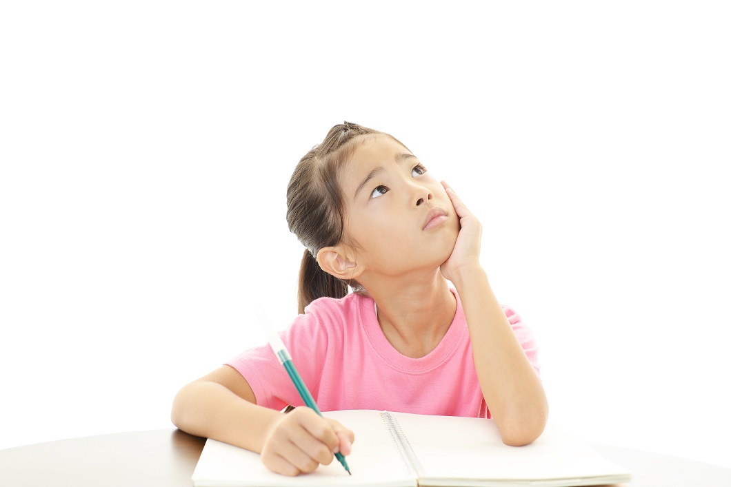 ビジョントレーニング考える女の子の写真