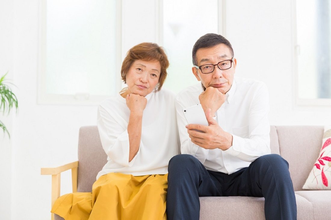 白内障の手術に悩む男女の写真