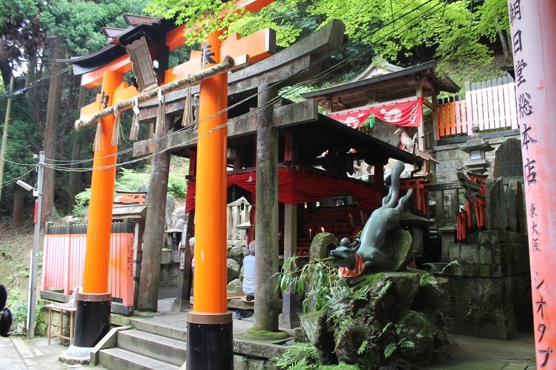京都眼力社鳥居ときつねの写真