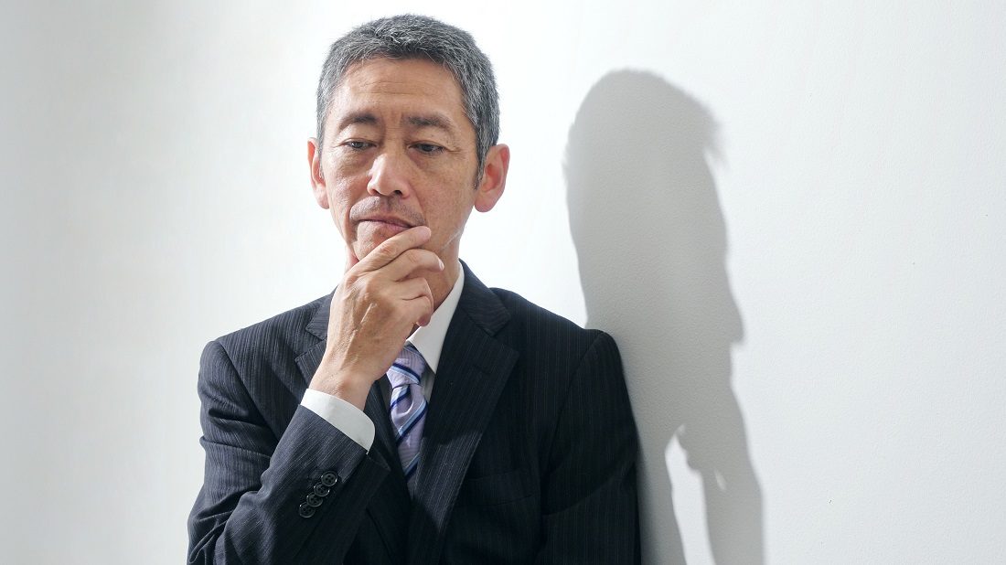 白内障手術に悩む男性の写真
