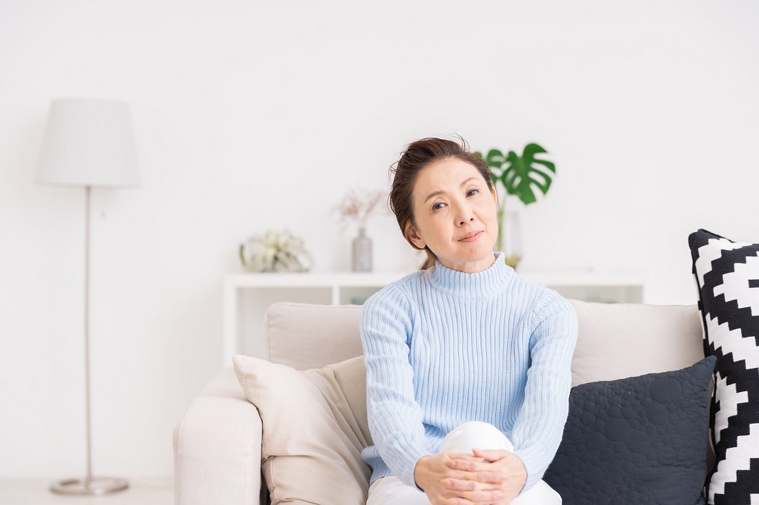 白内障手術悩む女性の写真