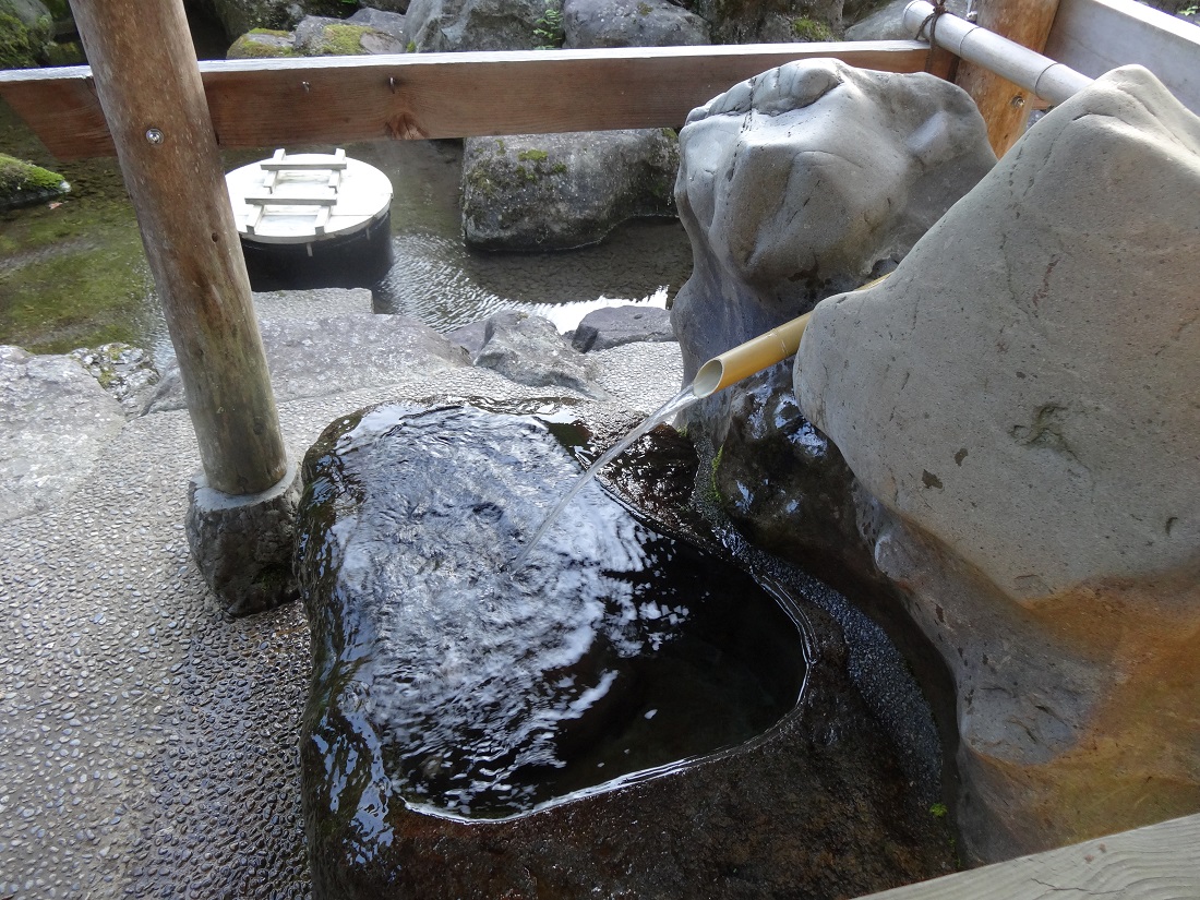 篠座神社の目薬と言われる水