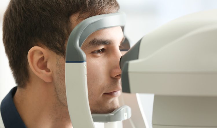 眼科検査を受ける男性