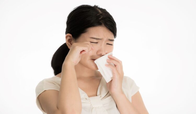 目や鼻の症状が出て花粉症に苦しむ女性