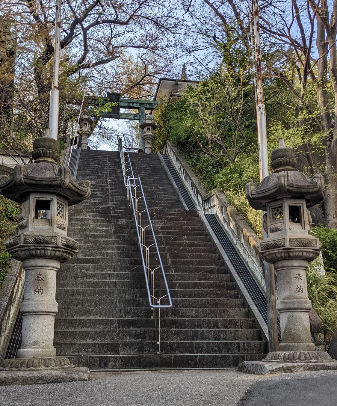 神社までの階段