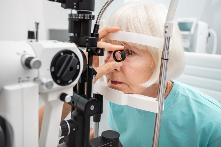 目の検査をしている高齢女性