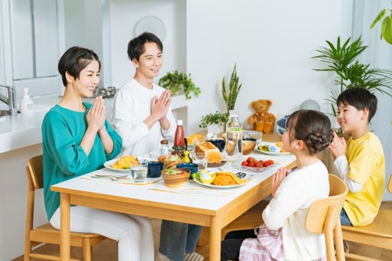 家族で食卓を囲む