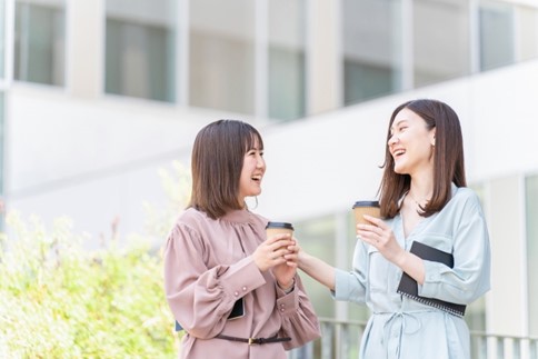 リラックスしてお茶を飲む女性2人