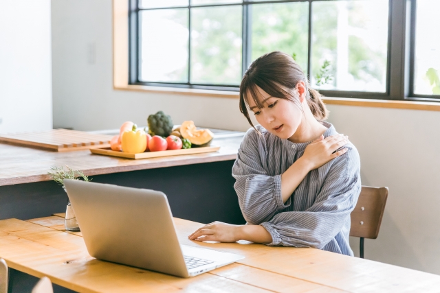 眼精疲労　目の疲れから肩こりでつらい女性　