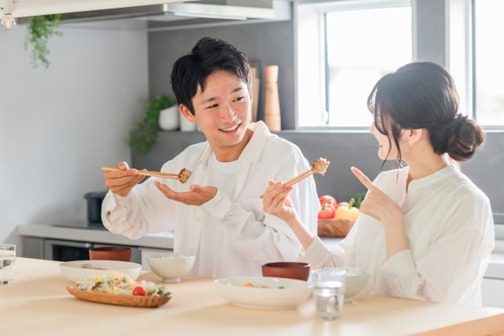 食卓で食事を摂る