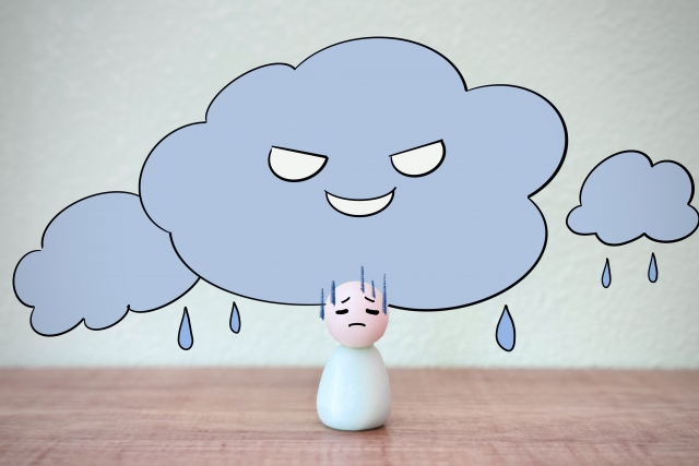 梅雨の体調不良を感じる人の写真