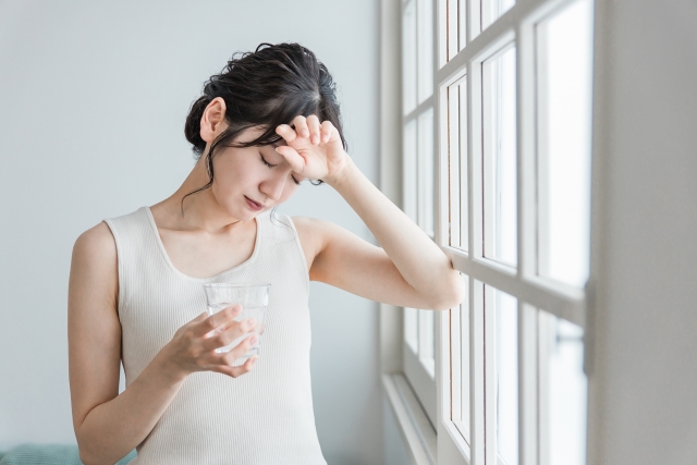 梅雨の気圧の変化などで自律神経が乱れ目や体に不調を感じる女性