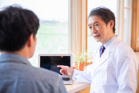 医療機関で診察を受ける男性