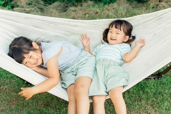 2人の子どもがハンモックで遊んでいる
