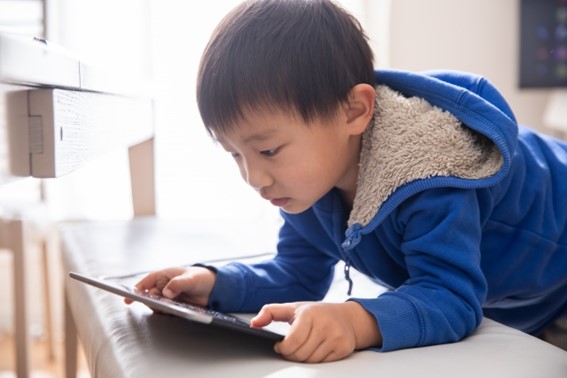 ダブレットを見る幼児