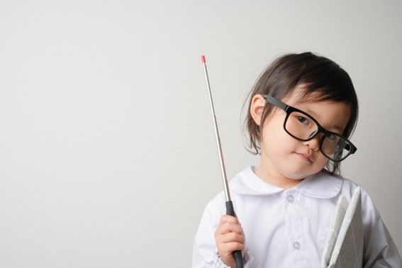 指示棒を持つメガネをかけた子ども