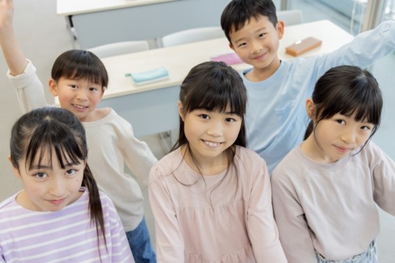 小学生の男の子と女の子