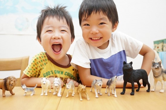 子ども２人が楽しく前を見つめている様子