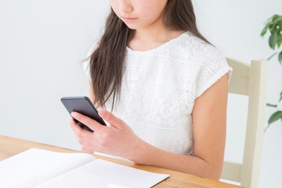 スマホに触れている女性