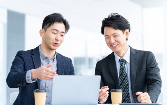 会社員男性２人がPCで制作している様子