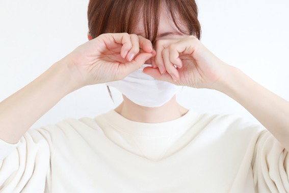 目にかゆみで辛い女性
