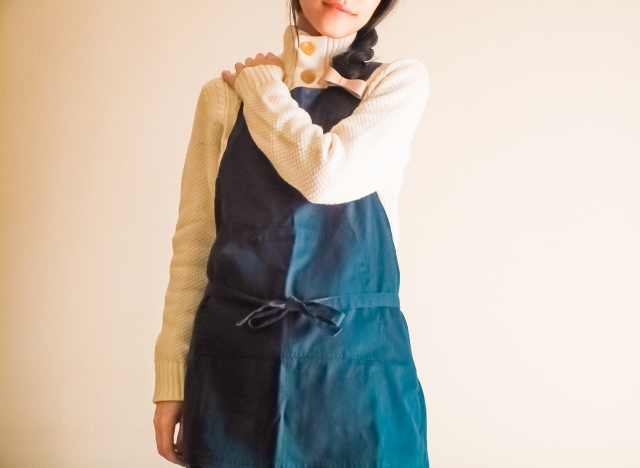 寒さを感じる冬に首・肩・背中の筋肉がぎゅっと固まり、血流が低下し肩こりに悩む女性