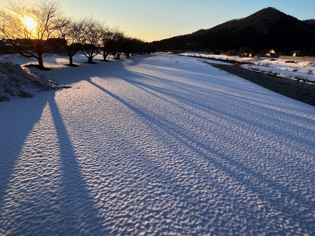 冬は日照時間が短くなり、目にも影響を与える 冬の日暮れの様子