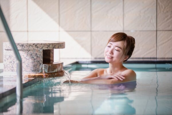 冬の冷え　体を温める女性