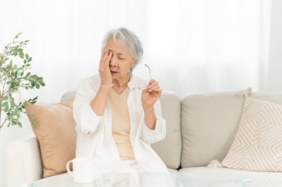 目の症状に悩む高齢女性