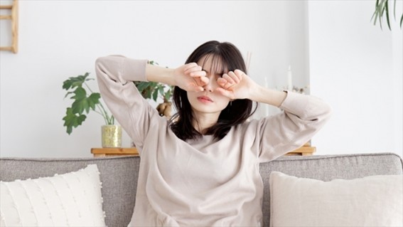 疲れ目を感じる女性