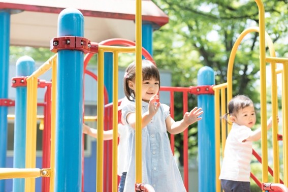 外で遊ぶ子どもたち