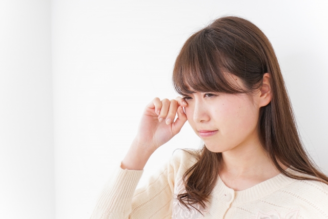 春になって、花粉・黄砂・PM2.5などの外界からの刺激で、目のかゆみや充血、乾燥、かすみといった不調を感じる女性 その大きな原因が、花粉・黄砂・PM2.5などの外界からの刺激です。