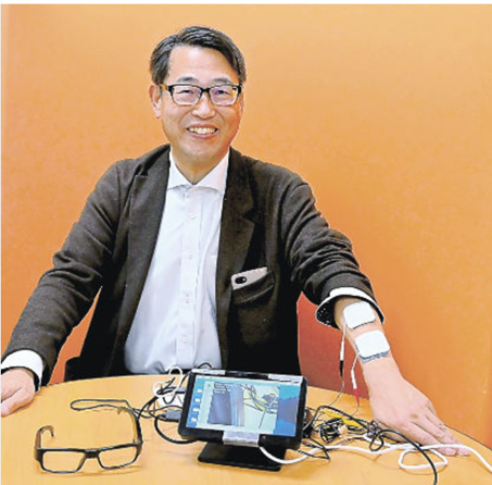 群馬パース大学大学院　保健科学研究科の木村朗教授が技術を試されている画像