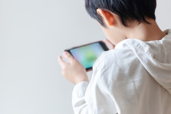 ゲームに熱中する子ども