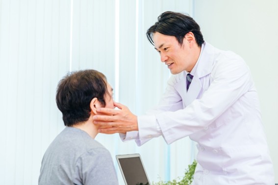 眼科で受診する様子