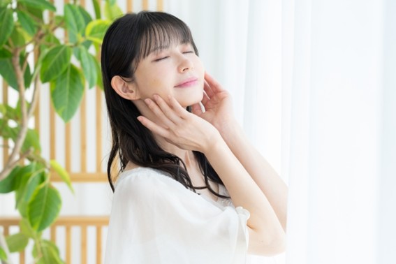 健やかな1日を感じている女性