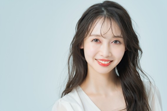 女性の瞳が輝いている様子