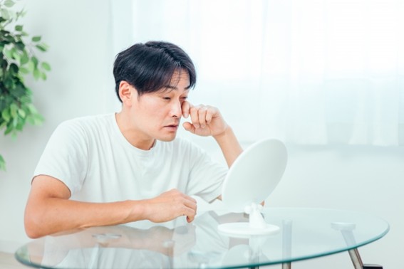 男性が目の不調を感じている