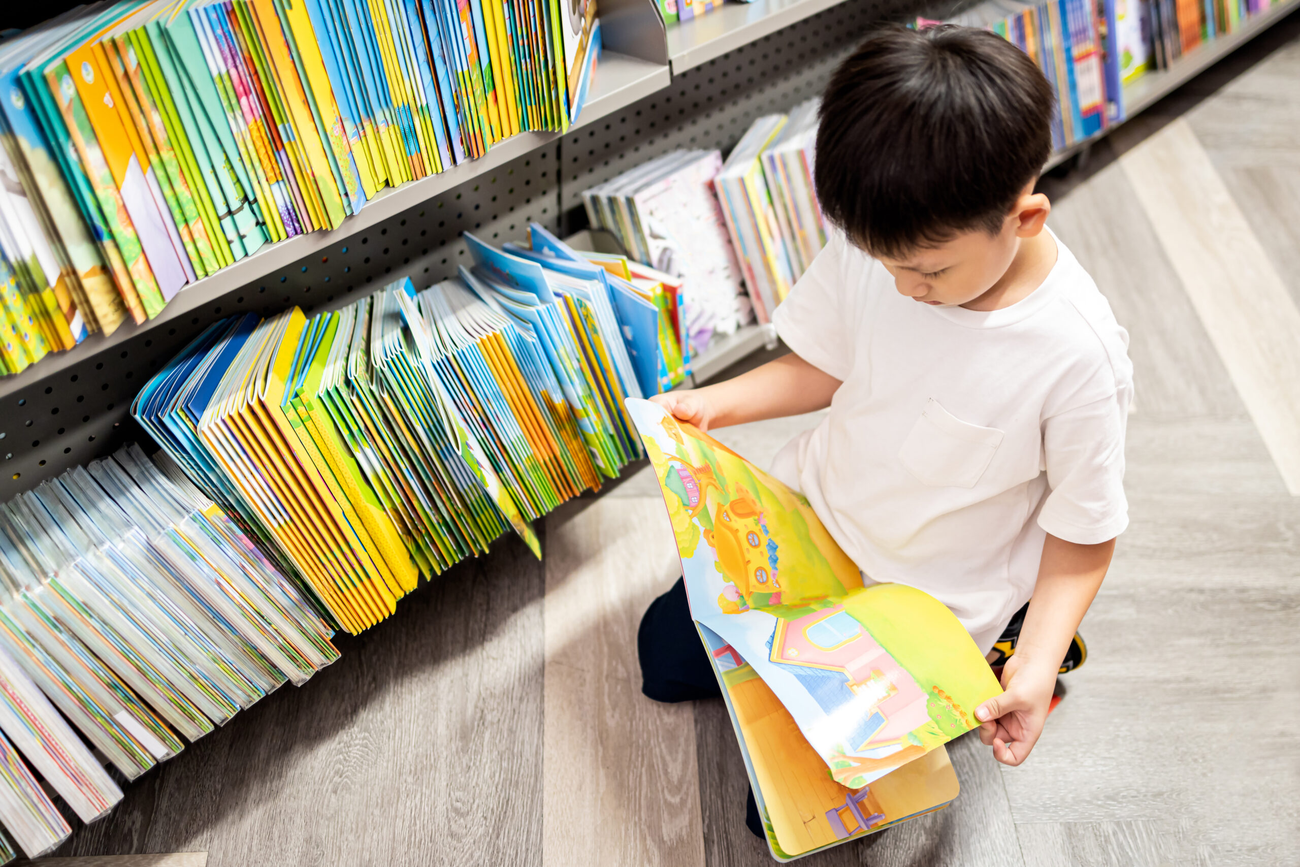 絵本を見ている男の子
