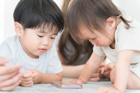 幼い子どもがタブレットで遊ぶ様子