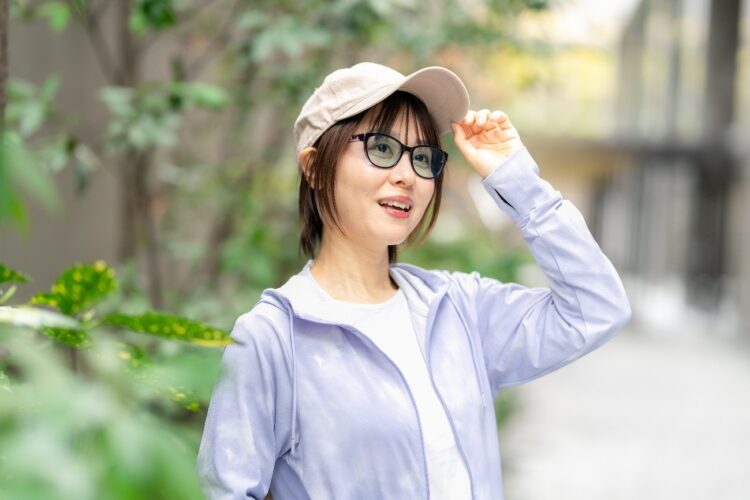 はつらつと外で活動するサンシャインメガネをかけている女性