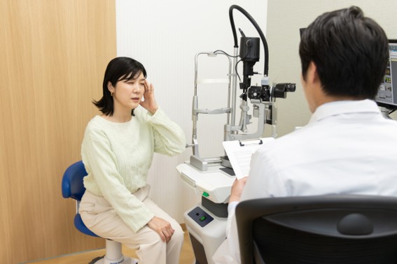 目の検査を受ける女性