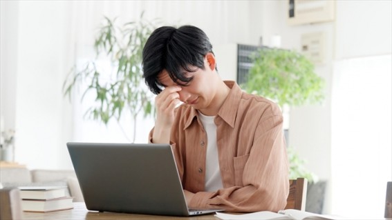 パソコン使用時に目の疲れを感じる男性