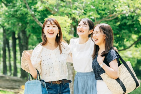 活動的な女性３人