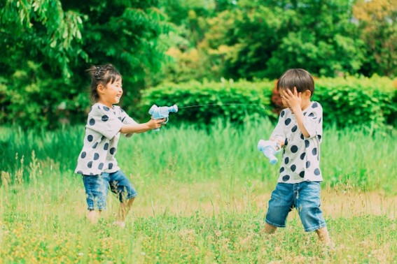 芝生で遊ぶ２人の子ども