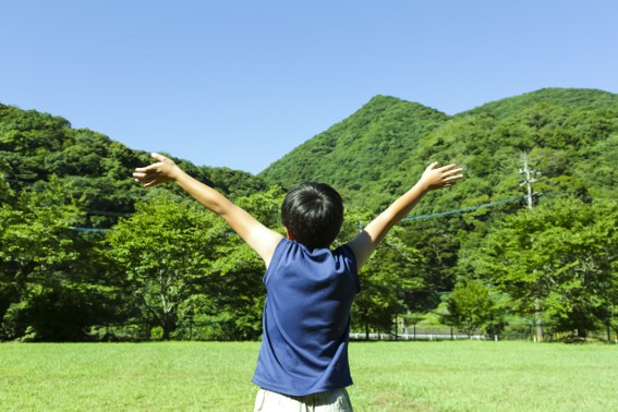 緑の中で叫ぶ元気な男の子